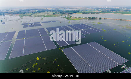 Luftaufnahme der weltweit größten schwimmenden Solaranlage mit einer Kapazität von 40 Megawatt Energie in der Stadt Huainan, der ostchinesischen Provinz Anhui, Stockfoto