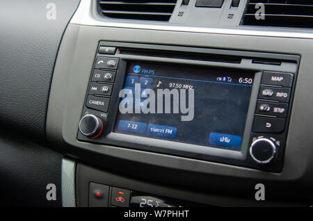 Kontrolle der Radio im vorderen Auto Stockfoto