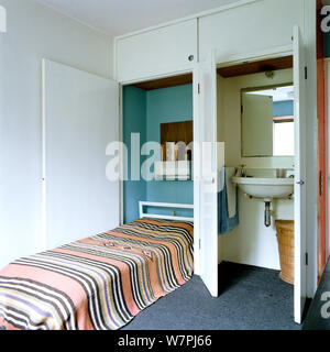 Klappbett mit verdecktem Waschbecken im Zimmer im Retrostil Stockfoto