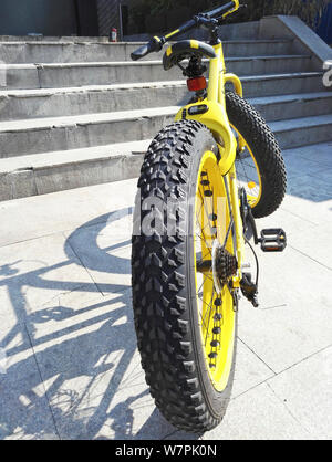 Ansicht eines fatbike mit übergroßen Reifen, auch als Fat oder Fat Tire Bike, der Chinesischen bike-sharing Service ofo, in Peking, China, 26. Juni 2017. Stockfoto