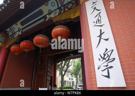 ---- Blick auf den Haupteingang der Shanghai Jiaotong University in Shanghai, China, 2. Juni 2009. Der Ruf der chinesischen Universitäten rund um den wor Stockfoto