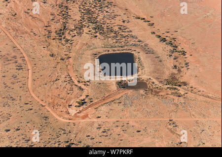 Luftaufnahme von Damm und Wasserstelle für Rinder im Outback, South Australia, Juni 2011 Stockfoto