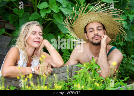 Portrait von schönes Paar im Sommer relaxen im Garten Stockfoto