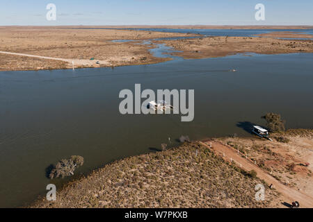 Luftaufnahme des Cooper Creek Kreuzung mit einem 'Punt' oder Ferry Service das Fahrzeug fahren, die Straße zu überqueren, South Australia, Juni 2011 Stockfoto