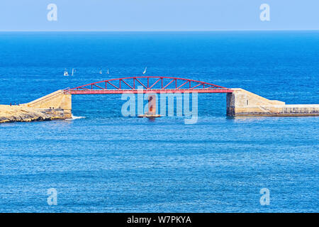 Allgemeine Ansicht von Pont Saint Elmo Brücke gegen blaue Meer im Grand Harbour von Valletta in Malta Stockfoto