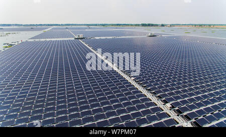 Luftaufnahme der weltweit größten schwimmenden Solaranlage mit einer Kapazität von 40 Megawatt Energie in der Stadt Huainan, der ostchinesischen Provinz Anhui, Stockfoto