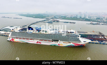 Norwegische Freude, das größte Kreuzfahrtschiff in der asiatisch-pazifischen Region, wird dargestellt, während seine Jungfernfahrt für eine 4-tägige Reise auf See in Shanghai, Chi Stockfoto