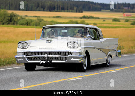 Vaulammi, Finnland. August 3, 2019. Ende der 50er Jahre Ford Fairlane 500 Classic Auto auf Maisemaruise2019 Auto Kreuzfahrt in Tawastia. Credit: Taina Sohlman Stockfoto