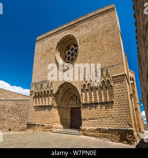 Iglesia de San Saturnino, Wehrkirche aus dem 13. Jahrhundert in Cerco de Artajona, mittelalterliche Festung über Dorf Artajona, Navarra, Spanien Stockfoto