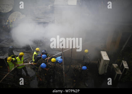 Kathmandu, Nepal. 7 Aug, 2019. Feuerwehrmänner und Sicherheitspersonal aus Nepal Polizei, bewaffnete Polizei in Nepal und Nepal Armee begießen, das Feuer im Gebäude des Subisu, einem Internet Service Provider am Baluwatar in Kathmandu, Nepal am Mittwoch, August 07, 2019 gefangen. Credit: Skanda Gautam/ZUMA Draht/Alamy leben Nachrichten Stockfoto