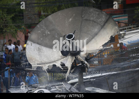 Kathmandu, Nepal. 7 Aug, 2019. Sat-Antenne wird dargestellt, nach dem Bau der Subisu, ein Internet Service Provider im Feuer am Baluwatar in Kathmandu, Nepal am Mittwoch, August 07, 2019 gefangen. Credit: Skanda Gautam/ZUMA Draht/Alamy leben Nachrichten Stockfoto