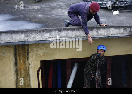 Kathmandu, Nepal. 7 Aug, 2019. Feuerwehrmänner und Sicherheitspersonal aus Nepal Polizei, bewaffnete Polizei in Nepal und Nepal Armee begießen, das Feuer im Gebäude des Subisu, einem Internet Service Provider am Baluwatar in Kathmandu, Nepal am Mittwoch, August 07, 2019 gefangen. Credit: Skanda Gautam/ZUMA Draht/Alamy leben Nachrichten Stockfoto