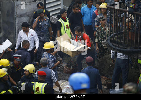 Kathmandu, Nepal. 7 Aug, 2019. Mitarbeiter von Subisu, einem Internet Service Provider recover Items nach dem Gebäude im Feuer am Baluwatar in Kathmandu, Nepal am Mittwoch, August 07, 2019 gefangen. Credit: Skanda Gautam/ZUMA Draht/Alamy leben Nachrichten Stockfoto