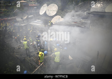 Kathmandu, Nepal. 7 Aug, 2019. Feuerwehrmänner und Sicherheitspersonal aus Nepal Polizei, bewaffnete Polizei in Nepal und Nepal Armee begießen, das Feuer im Gebäude des Subisu, einem Internet Service Provider am Baluwatar in Kathmandu, Nepal am Mittwoch, August 07, 2019 gefangen. Credit: Skanda Gautam/ZUMA Draht/Alamy leben Nachrichten Stockfoto