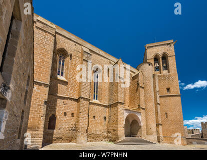 Iglesia de San Saturnino, Wehrkirche aus dem 13. Jahrhundert in Cerco de Artajona, mittelalterliche Festung über Dorf Artajona, Navarra, Spanien Stockfoto