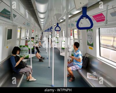 Passagiere, die in einer U-Bahn mit "Priorität Kutschen für Frauen" auf der U-Bahn-Linie 1 in Shenzhen City, South China Guangdong provi Stockfoto