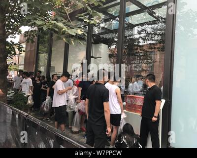 Kunden Schlange vor einer Boutique Louis Vuitton (LV) Verkauf von neuen Louis Vuitton x Höchste Erhebung in Peking, China, 30. Juni 2017. Supr Stockfoto