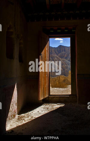 Tür in Tsaparang (manchmal als das mythische Shangri-la bekannt) war die Hauptstadt des alten Königreichs Guge in der Garuda Tal, Präfektur Ngari, Western Tibet. Tsaparang ist eine riesige Festung auf einer Pyramide thront - geformten Felsen steigt über 600 Fuß (183 m). Es enthält zahlreiche Tunnel und Höhlen, die aus dem Fels gehauen wurden. Stockfoto