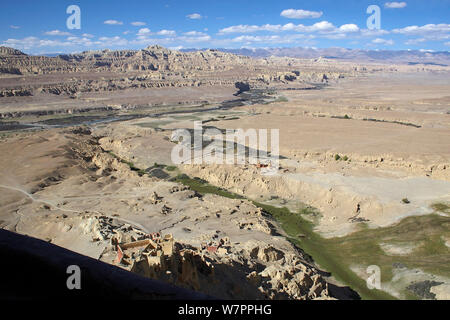 Tsaparang (manchmal als das mythische Shangri-la bekannt) war die Hauptstadt des alten Königreichs Guge in der Garuda Tal, Präfektur Ngari, Western Tibet. Tsaparang ist eine riesige Festung auf einer Pyramide thront - geformten Felsen steigt über 600 Fuß (183 m). Es enthält zahlreiche Tunnel und Höhlen, die aus dem Fels gehauen wurden. Stockfoto