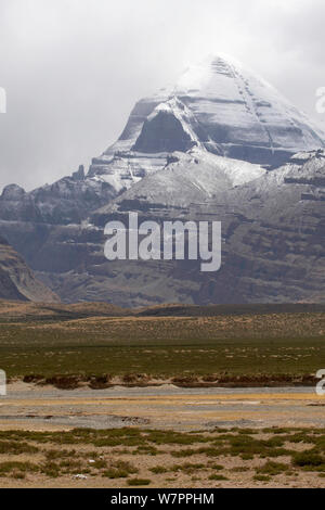 Mount Kailash ist ein Höhepunkt in der Kailas Bereich (Gangdise Berge), die Teil des Transhimalaya in Tibet. Es liegt in der Nähe der Quelle für einige der längsten Flüsse in Asien: Die Indus, Sutlej River (ein großer Nebenfluss des Indus, Brahmaputra Flusses und der karnali River (ein Nebenfluss des Ganges). Es wird als heiliger Ort in vier Religionen: Bon, Buddhismus, Hinduismus und Jainismus. Tibet, Juni 2010 Stockfoto