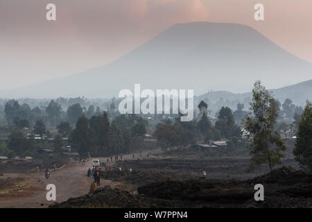 Straße gebaut, auf dem Weg der neuesten Lavastrom, in Richtung Vulkan Nyiragongo im Hintergrund silhouetted, Virunga National Park in der Demokratischen Republik Kongo, August 2010. Stockfoto