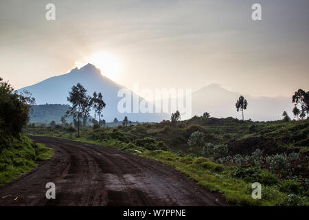 Sonnenaufgang hinter Mount Mikeno, mit Mount Karisimbi in der bakground, Virunga National Park in der Demokratischen Republik Kongo, August 2010. Stockfoto