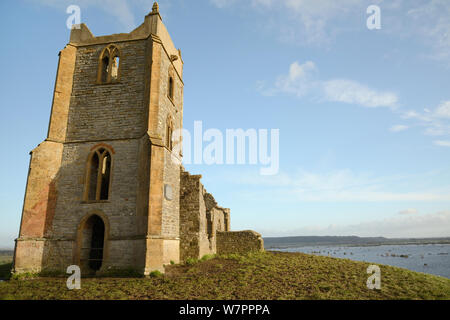 Ruinen des 15. Jahrhunderts die Kirche St. Michael auf Barrow Mump Hill, mit stark Northlake und aller Mauren im Hintergrund überflutet, Burrowbridge, Somerset, UK, Januar 2013 Stockfoto