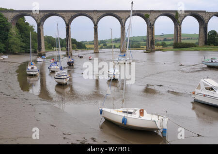 Segelyachten günstig im Fluss Lynher bei Ebbe unter St. Germans Eisenbahnviadukt, Cornwall, UK, Juni 2012 Stockfoto