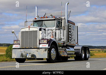 Vaulammi, Finnland. August 3, 2019. Klassische Kenworth W900B halb Traktor Lkw auf der Autobahn auf Maisemaruise2019 Auto Kreuzfahrt in Tawastia Ordnungsgemäße, Finnland Stockfoto