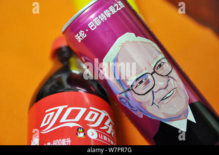 Eine Dose Cherry Coca-Cola mit einem Porträt von Warren Buffett, Vorsitzender und CEO von Berkshire Hathaway, wird abgebildet auf dem Regal mit anderen alkoholfreien Getränken ein Stockfoto