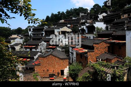 Jiangxi, Jiangxi, China. 7 Aug, 2019. Jiangxi, China - Am 7. August 2019, dem Beginn der Herbst begann, und die Ernten der Huangling altes Dorf in Wuyuan County, Provinz Jiangxi waren im Allgemeinen geerntet und das trockene Korn Jahreszeit angekommen. Die Dorfbewohner von huangling Ernten bunten Pflanzen, wie Paprika, Mais und Kürbis, und Sie auf dem Holz Wäscheständer vor und hinter Hui hang-Stil folk Häuser entlang der Berg, der strahlend in der Sonne werden gebaut, und die Szene ist ziemlich spektakulär. Credit: SIPA Asien/ZUMA Draht/Alamy leben Nachrichten Stockfoto