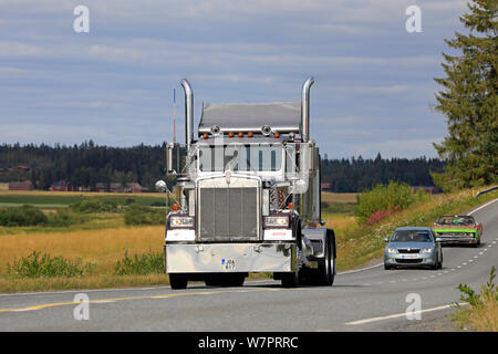 Vaulammi, Finnland. August 3, 2019. Klassische Kenworth W900B halb Traktor Lkw auf der Autobahn auf Maisemaruise2019 Auto Kreuzfahrt in Tawastia Ordnungsgemäße, Finnland Stockfoto