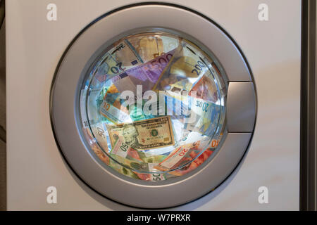 Köln, Deutschland. 05 Aug, 2019. EURO, Schweizer Franken und US-Dollar Banknoten in eine Waschmaschine | Verwendung der weltweiten Kredit: dpa/Alamy leben Nachrichten Stockfoto