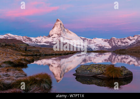 Matterhorn (Höhe 4.478 m) bei Sonnenaufgang, mit Reflexion im See Stellisee. Zermatt, Schweiz, September 2012. Stockfoto