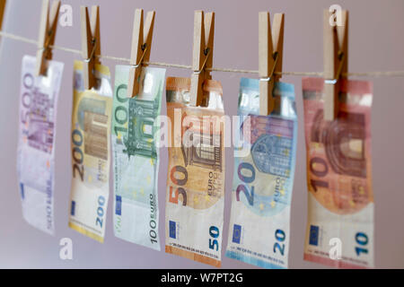 Köln, Deutschland. 05 Aug, 2019. Euro-banknoten auf eine Wäscheleine | Verwendung der weltweiten Kredit: dpa/Alamy leben Nachrichten Stockfoto