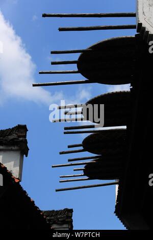 Jiangxi, Jiangxi, China. 7 Aug, 2019. Jiangxi, China - Am 7. August 2019, dem Beginn der Herbst begann, und die Ernten der Huangling altes Dorf in Wuyuan County, Provinz Jiangxi waren im Allgemeinen geerntet und das trockene Korn Jahreszeit angekommen. Die Dorfbewohner von huangling Ernten bunten Pflanzen, wie Paprika, Mais und Kürbis, und Sie auf dem Holz Wäscheständer vor und hinter Hui hang-Stil folk Häuser entlang der Berg, der strahlend in der Sonne werden gebaut, und die Szene ist ziemlich spektakulär. Credit: SIPA Asien/ZUMA Draht/Alamy leben Nachrichten Stockfoto