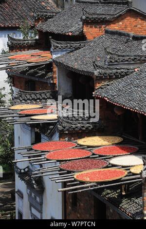 Jiangxi, Jiangxi, China. 7 Aug, 2019. Jiangxi, China - Am 7. August 2019, dem Beginn der Herbst begann, und die Ernten der Huangling altes Dorf in Wuyuan County, Provinz Jiangxi waren im Allgemeinen geerntet und das trockene Korn Jahreszeit angekommen. Die Dorfbewohner von huangling Ernten bunten Pflanzen, wie Paprika, Mais und Kürbis, und Sie auf dem Holz Wäscheständer vor und hinter Hui hang-Stil folk Häuser entlang der Berg, der strahlend in der Sonne werden gebaut, und die Szene ist ziemlich spektakulär. Credit: SIPA Asien/ZUMA Draht/Alamy leben Nachrichten Stockfoto