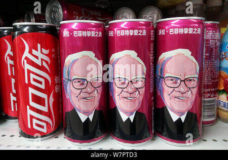 Dosen Cherry Coca-Cola mit einem Porträt von Warren Buffett, Vorsitzender und CEO von Berkshire Hathaway, sind für den Verkauf auf dem Regal mit anderen alkoholfreien Getränken ein Stockfoto