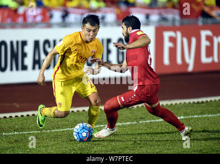 Yu Hanchao von China, Links, Herausforderungen Youssef Kalfa von Syrien in Ihrer Gruppe eine Runde 8 Spiel während der FIFA WM Russland 2018 Qualifier in Melaka, Stockfoto