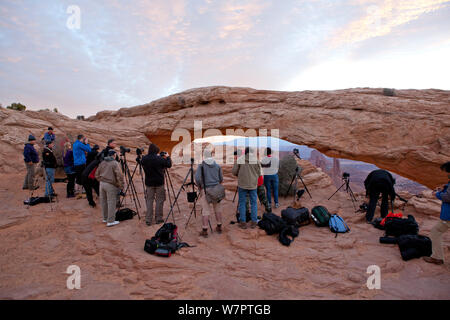 Fotografen bei Mesa Arch warten auf den Sonnenaufgang. Canyonlands National Park, Utah, Oktober 2012. Stockfoto