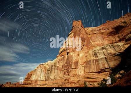 Elefant Canyon bei Nacht mit star Trails. Die Needles District des Canyonlands National Park, Utah, Oktober 2012. Stockfoto