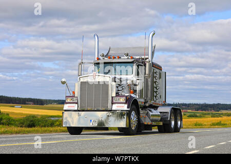 Vaulammi, Finnland. August 3, 2019. Klassische Kenworth W900B halb Traktor Lkw auf der Autobahn auf Maisemaruise2019 Auto Kreuzfahrt in Tawastia Ordnungsgemäße, Finnland Stockfoto