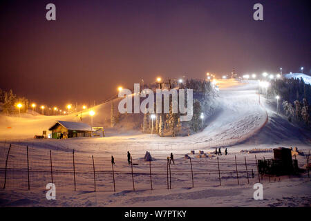 Beleuchtete Standlupe Skipisten in der Nacht, Ruka, Lappland, Finnland Stockfoto