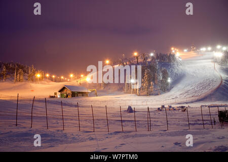 Beleuchtete Standlupe Skipisten in der Nacht, Ruka, Lappland, Finnland Stockfoto