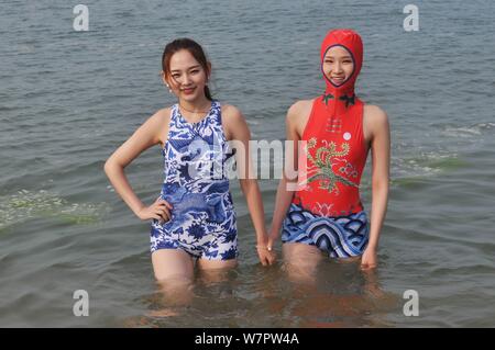 Ein Modell, Links, trägt einen Badeanzug mit blau-weißem Porzellan und Stickerei dargestellt an einem Beach Resort in Qingdao Stadt ist, East China Shando Stockfoto