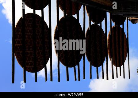 Jiangxi, Jiangxi, China. 7 Aug, 2019. Jiangxi, China - Am 7. August 2019, dem Beginn der Herbst begann, und die Ernten der Huangling altes Dorf in Wuyuan County, Provinz Jiangxi waren im Allgemeinen geerntet und das trockene Korn Jahreszeit angekommen. Die Dorfbewohner von huangling Ernten bunten Pflanzen, wie Paprika, Mais und Kürbis, und Sie auf dem Holz Wäscheständer vor und hinter Hui hang-Stil folk Häuser entlang der Berg, der strahlend in der Sonne werden gebaut, und die Szene ist ziemlich spektakulär. Credit: SIPA Asien/ZUMA Draht/Alamy leben Nachrichten Stockfoto