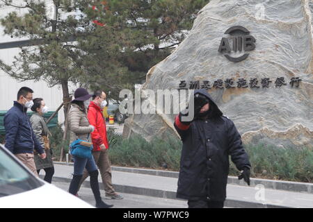 ---- Fußgänger vorbei an den Hauptsitz der AIIB (Asian Infrastructure Investment Bank) in Peking, China, 18. November 2016. Vor der Stockfoto