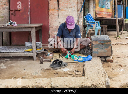 Schuhe für die Instandsetzung durch die Seite der Straße in einem Vorort von Kathmandu, Nepal. Stockfoto