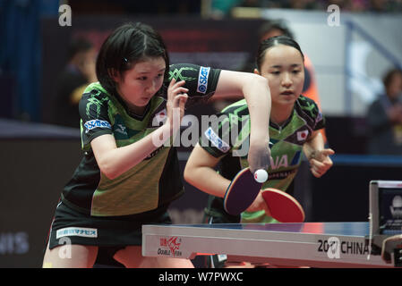 Hayata Hina, Links, liefert eine Aufnahme, wie Sie und Ito Mima gegen Chen Meng und Zhu Yuling von China konkurrieren in ihrem Halbfinale der Frauen im rückwärtigen Stockfoto