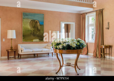 Blumen und moderne Kunst in der Eingangshalle Stockfoto